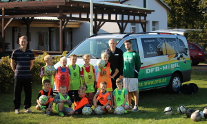 E-Junioren mit DFB-Mobil und DFB-Trainer